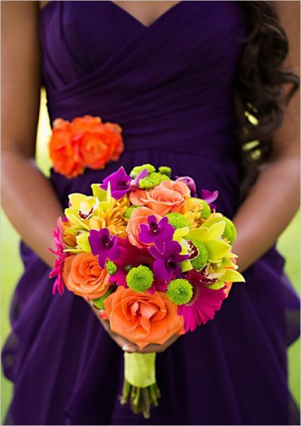 5. sötét koszorúslányruhához élénk csokor