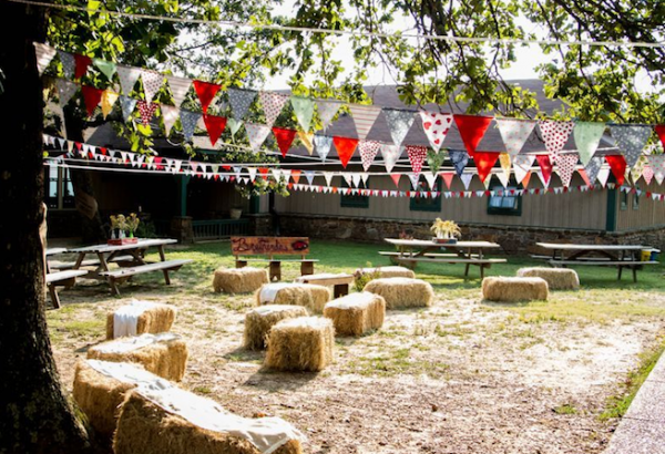 8. vidéki hangulat vidám füzérekkel